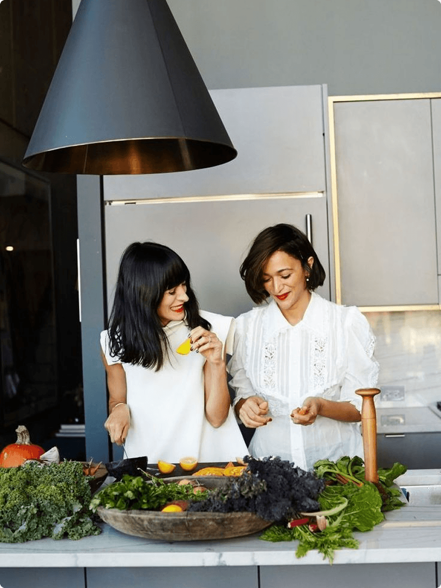 Dupla de mulheres na bancada da cozinha