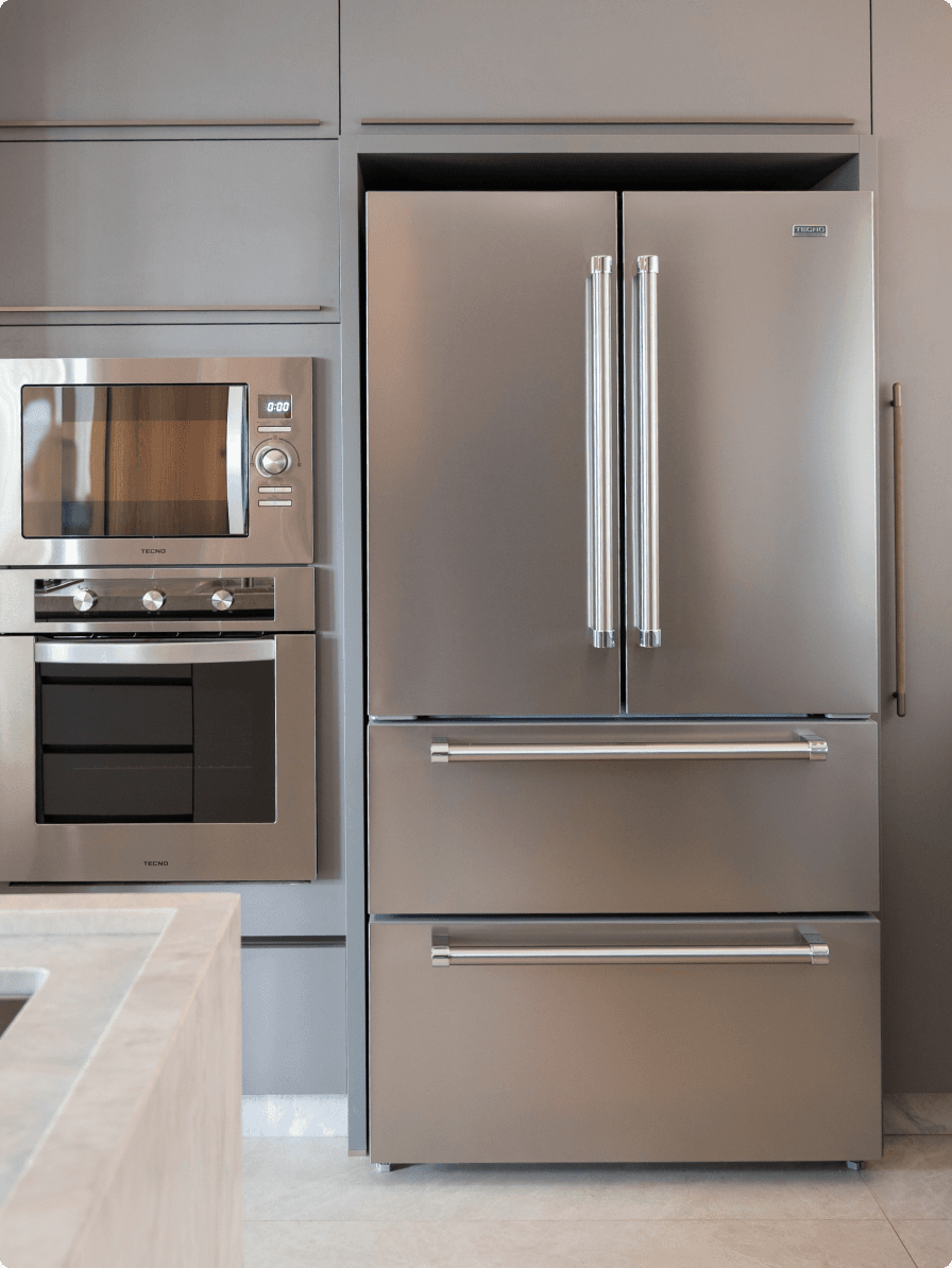 Forno, microondas e refrigerador TECNO.