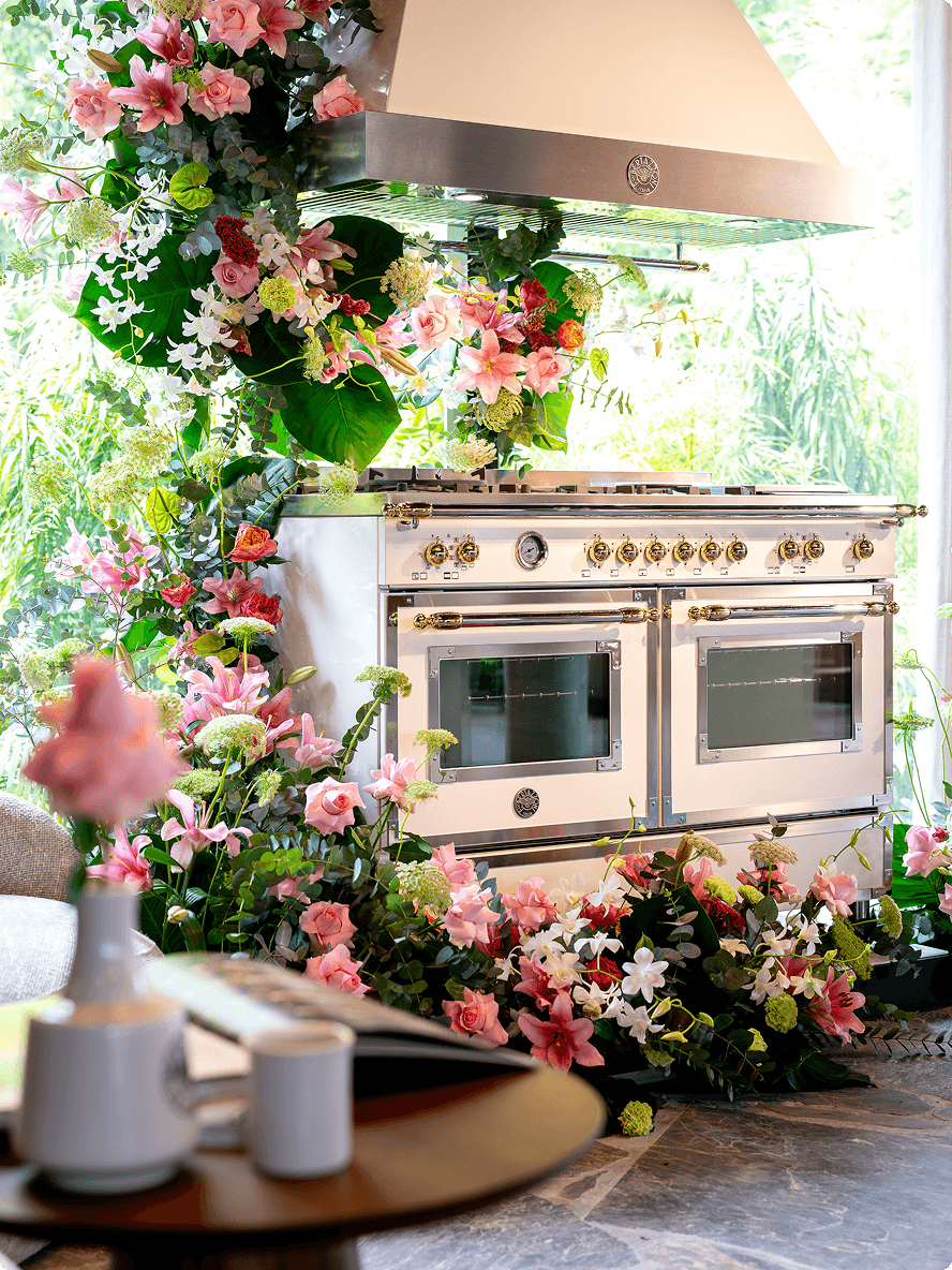 Cenário do evento com o fogão e coifa Bertazzoni Heritage