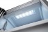 Iluminação por LEDs: elegante luz fria e uniforme aplicada no teto que ilumina todo o seu interior, aciona-se automaticamente ao abrir a porta.