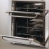 Duplo Forno: forno inferior ventilado com 10 funções e forno superior estático com 4 funções, somando uma capacidade total de 112 litros.